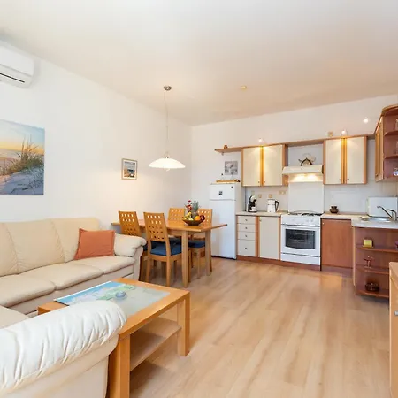 Boki 2 One Bedroom In Old Town With Balcony זאדאר