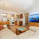 Апартаменты Boki 2 One Bedroom In Old Town With Balcony *