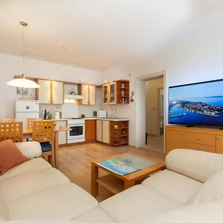 Апартаменты Boki 2 One Bedroom In Old Town With Balcony *